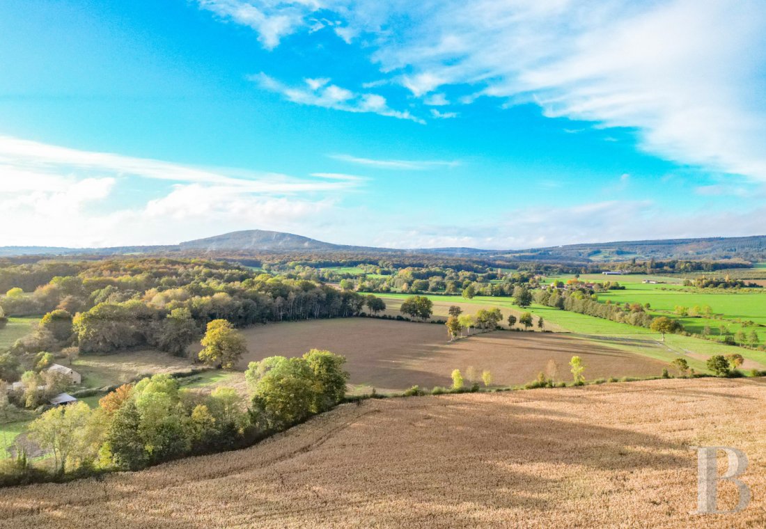 Dans l’Orne, au sud de la forêt domaniale d’Écouves, une gentilhommière du 18e siècle minutieusement rénovée - photo  n°2